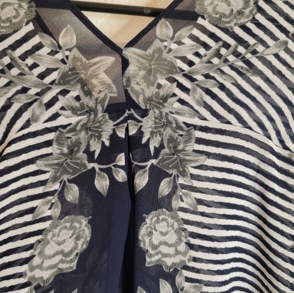 CAbi Navy and Floral Popover‎ Yacht Top Size small - Picture 8 of 9